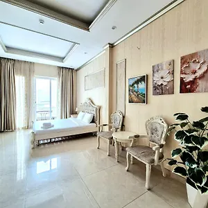 F F House Aparthotel